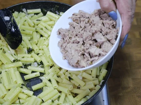 Massa com atum uma receita simples e rápida