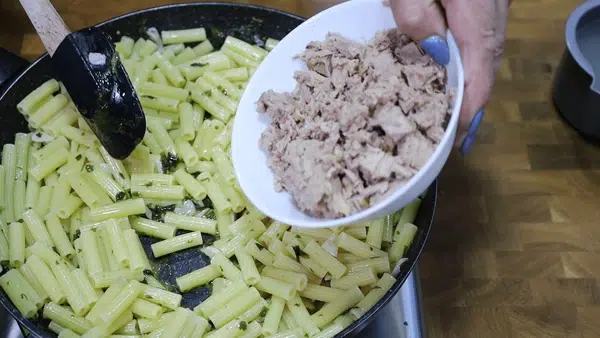 Massa com atum uma receita simples e rápida