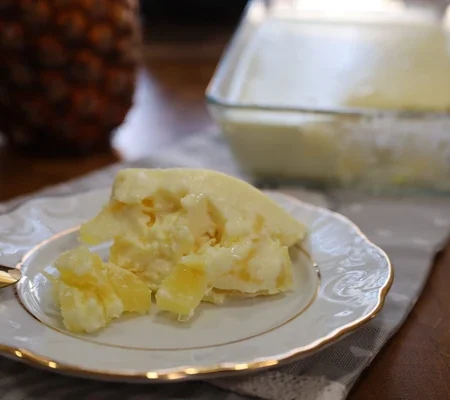 Sobremesa fresca de ananás com poucos ingredientes
